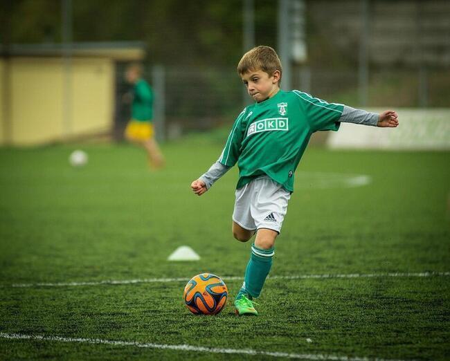 Gut som spelar fotball - Klikk for stort bilete